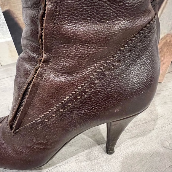 Brown leather boots, heels need to be retouched slightly scratched. - Picture 4 of 5